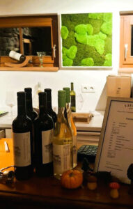 Theke mit Weinflaschen