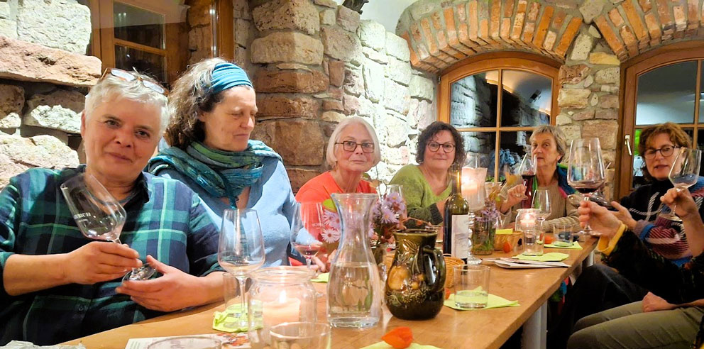 Weinkunde weiblich – goldener Weißwein