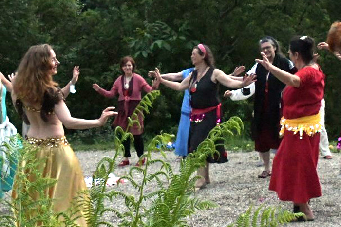 Frauen tanzen gemeinsam